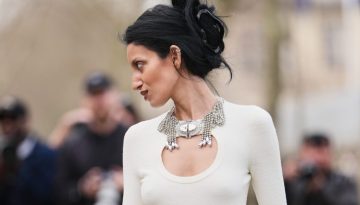 Τα αξεσουάρ μαλλιών στα street style looks στη PFW είναι εμπνευσμένα από τη Carolyn Bessette-Kennedy