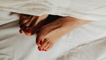 Τα πιο hot pedicure trends της άνοιξης -οι αποχρώσεις και τα σχέδια που θα επιλέξουμε