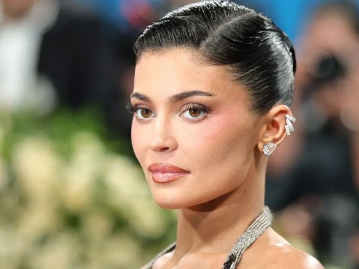 Το beauty statement της Kylie Jenner με αποχρωματισμένα φρύδια παραμένει trend