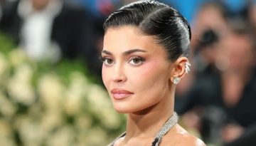 Το beauty statement της Kylie Jenner με αποχρωματισμένα φρύδια παραμένει trend