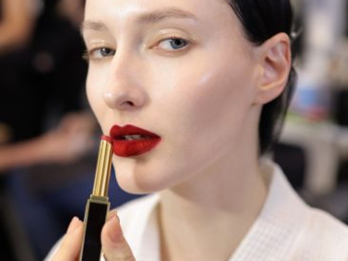 Το beauty statement του Tom Ford: Λαμπερό βλέμμα και βαθύ κόκκινο κραγιόν στο fashion show