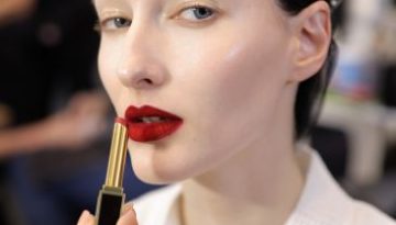 Το beauty statement του Tom Ford: Λαμπερό βλέμμα και βαθύ κόκκινο κραγιόν στο fashion show