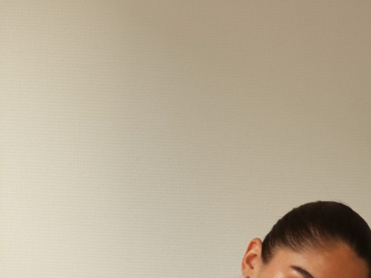 Το denim jacket από τα Stradivarius μοιάζει να ήρθε από το 2016 – Έχει γίνει viral, είναι cool και θα το λατρέψεις