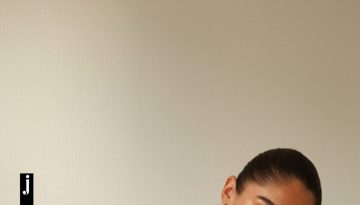 Το denim jacket από τα Stradivarius μοιάζει να ήρθε από το 2016 – Έχει γίνει viral, είναι cool και θα το λατρέψεις