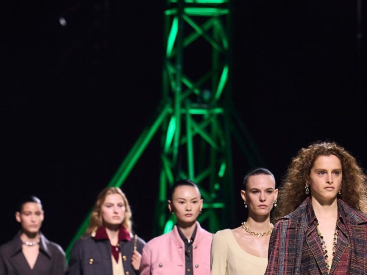 Το νέο σύμπαν της Chanel έχει τις υφές και τα χρώματα του Matthieu Blazy
