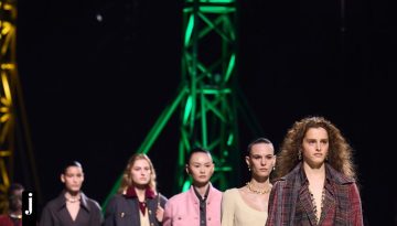 Το νέο σύμπαν της Chanel έχει τις υφές και τα χρώματα του Matthieu Blazy