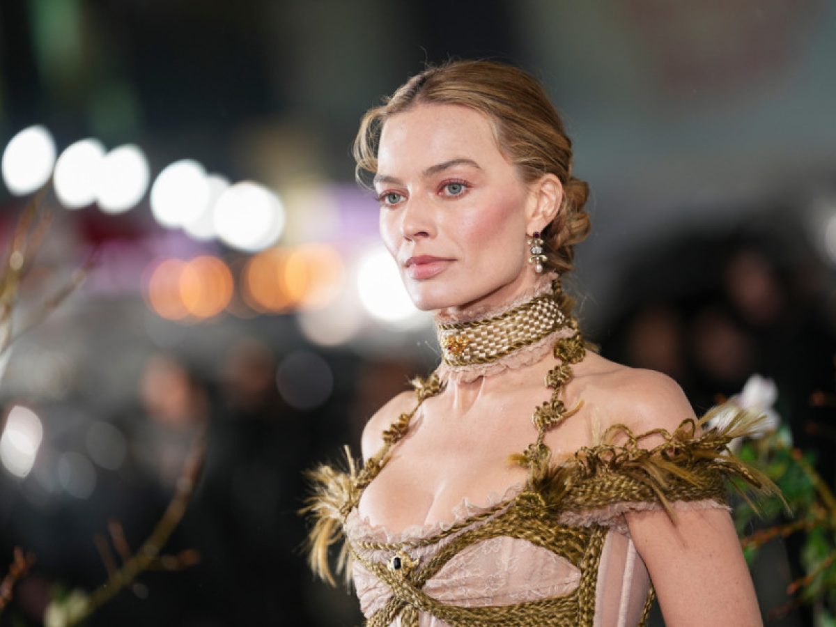 Το ρουζ που ντύνει τη Margot Robbie με ρομαντισμό στα «Ανεμοδαρμένα Ύψη»