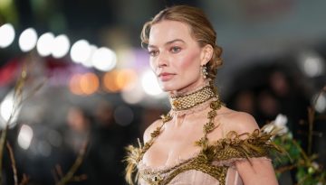 Το ρουζ που ντύνει τη Margot Robbie με ρομαντισμό στα «Ανεμοδαρμένα Ύψη»