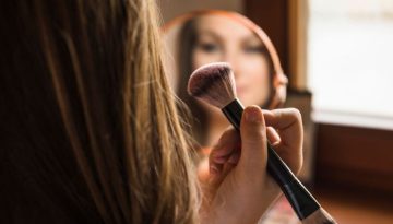 Το σωστό bronzer για φυσική λάμψη: Πώς να το απλώσεις χωρίς λάθη
