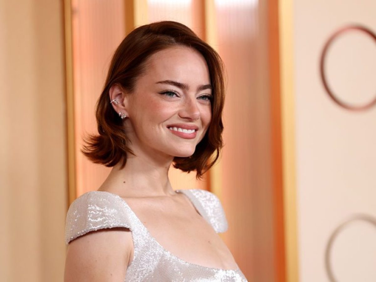 Αγνώριστη η Έμα Στόουν στα Oscars 2026: Η ανανεωμένη εμφάνισή της