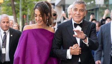 Amal Clooney: Τράβηξε όλα τα βλέμματα με αυτό το micro dress στο πλευρό του George Clooney