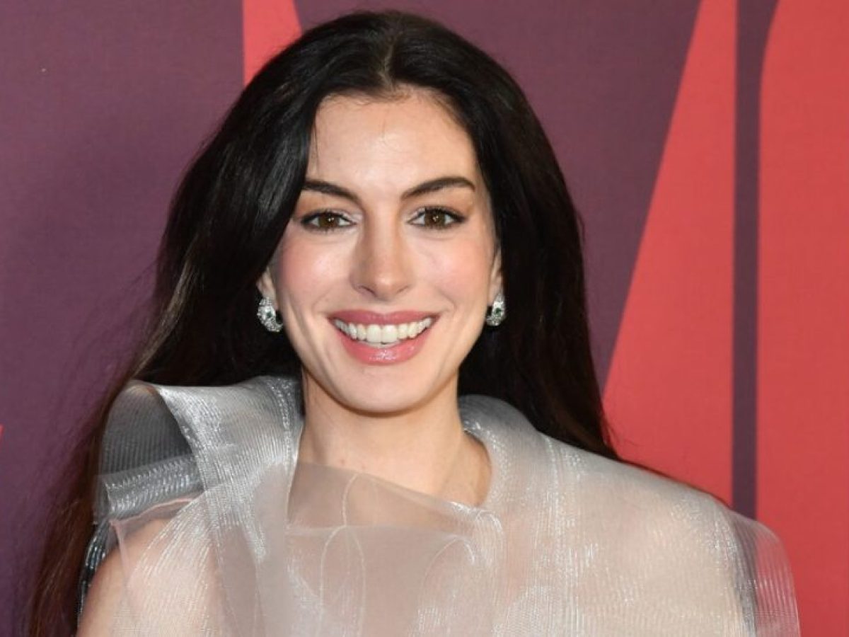 Anne Hathaway: Εμφανίστηκε στο κόκκινο χαλί με φόρεμα που έμοιαζε με…σύννεφο