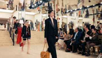 Biarritz: Η Chanel επιστρέφει στη γενέτειρα του resortwear για τη συλλογή Cruise 2027