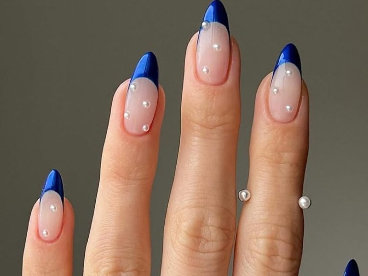 Blue chrome nails: 5 σχέδια για να δοκιμάσετε