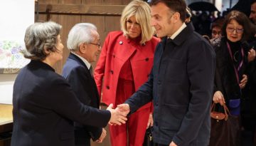Brigitte Macron: &Epsilon;ί&nu;&alpha;&iota; &tau;&omicron; &alpha;&pi;ό&lambda;&upsilon;&tau;&omicron; &ldquo;tomato red girl&rdquo; &mu;&epsilon; &mu;&iota;&alpha; &sigma;&upsilon;&mu;&beta;&omicron;&lambda;&iota;&kappa;ή &epsilon;&mu;&phi;ά&nu;&iota;&sigma;&eta; &sigma;&tau;&omicron; &Tau;ό&kappa;&iota;&omicron;