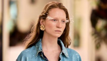 Chanel Cruise 2026/2027: Τα beauty looks αποπνέουν θαλασσινή αύρα με «φτερά» στα μάτια, nude lips και wavy μαλλιά