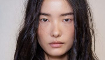 Dry shampoo: Ο απόλυτος σύμμαχός μας για όμορφα, καθαρά μαλλιά χωρίς λιπαρότητα ανάμεσα στα λουσίματα