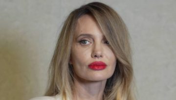 H Angelina Jolie εμφανίστηκε στη Σαγκάη με ελαφρώς ατημέλητα ξανθά μαλλιά και φλογερά κόκκινα χείλη