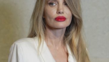 H Angelina Jolie συμπλήρωσε το λευκό σατέν φόρεμά της με έντονο κόκκινο κραγιόν
