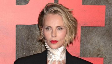 H Charlize Theron απογειώνει το ανδρόγυνο στιλ με το πιο θηλυκό beauty look