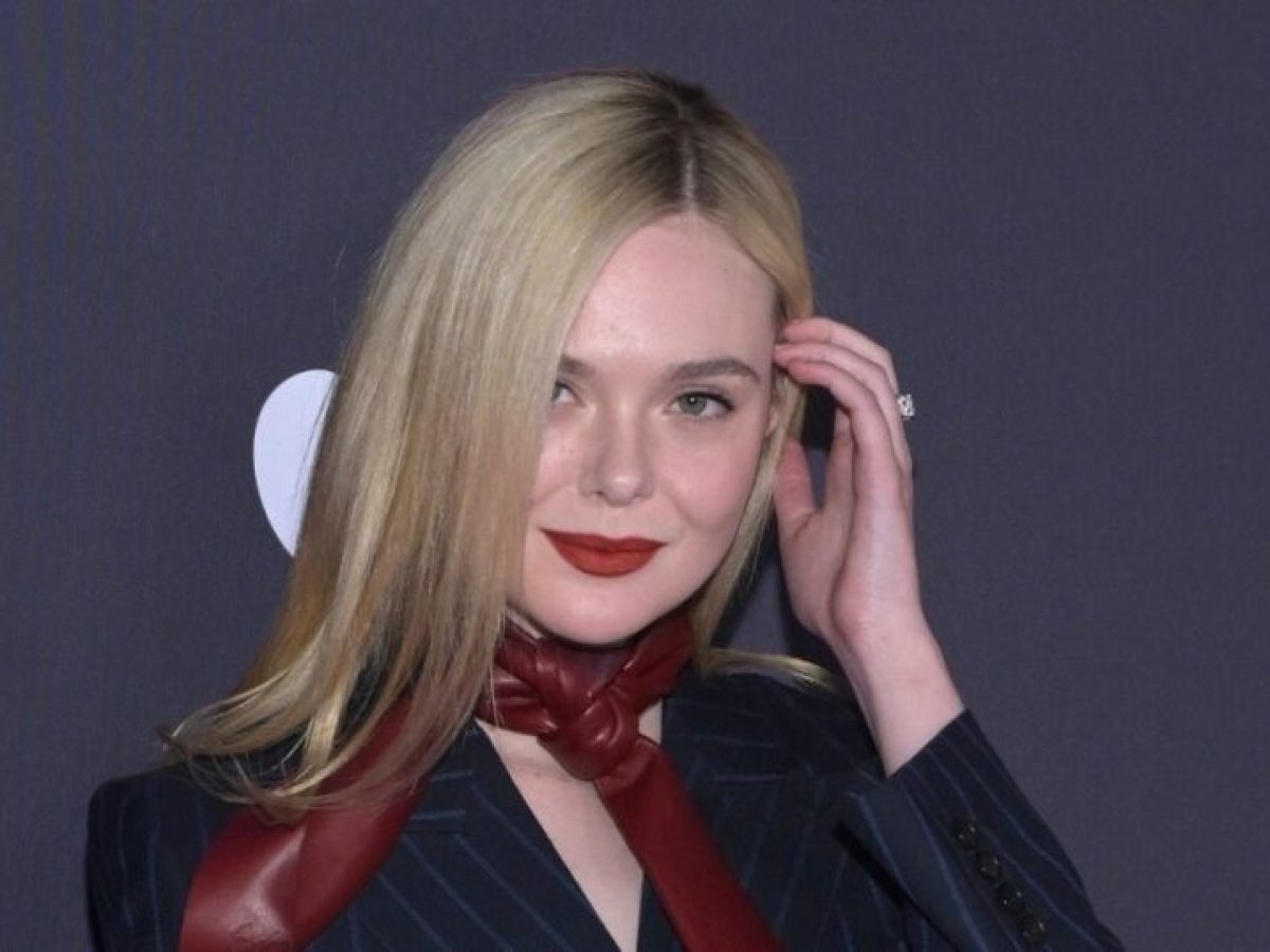 H Elle Fanning «ματσάρει» το μακιγιάζ με το αξεσουάρ στο λαιμό της και το αποτέλεσμα είναι απλά εκπληκτικό
