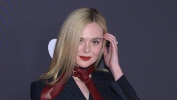 H Elle Fanning «ματσάρει» το μακιγιάζ με το αξεσουάρ στο λαιμό της και το αποτέλεσμα είναι απλά εκπληκτικό
