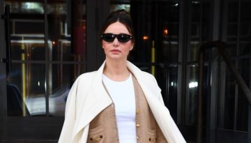 H Miranda Kerr συνδυάζει το New York outfit με κόκκινο κραγιόν και glass skin