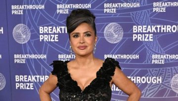 H Salma Hayek αναβαθμίζει τα φυσικά γκρίζα μαλλιά της με ένα old Hollywood updo