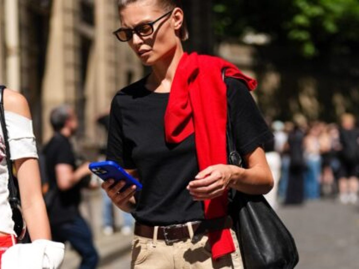 Khaki Pants: H μεγάλη τάση της άνοιξης που θα αντικαταστήσει τα τζιν