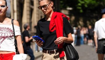 Khaki Pants: H μεγάλη τάση της άνοιξης που θα αντικαταστήσει τα τζιν