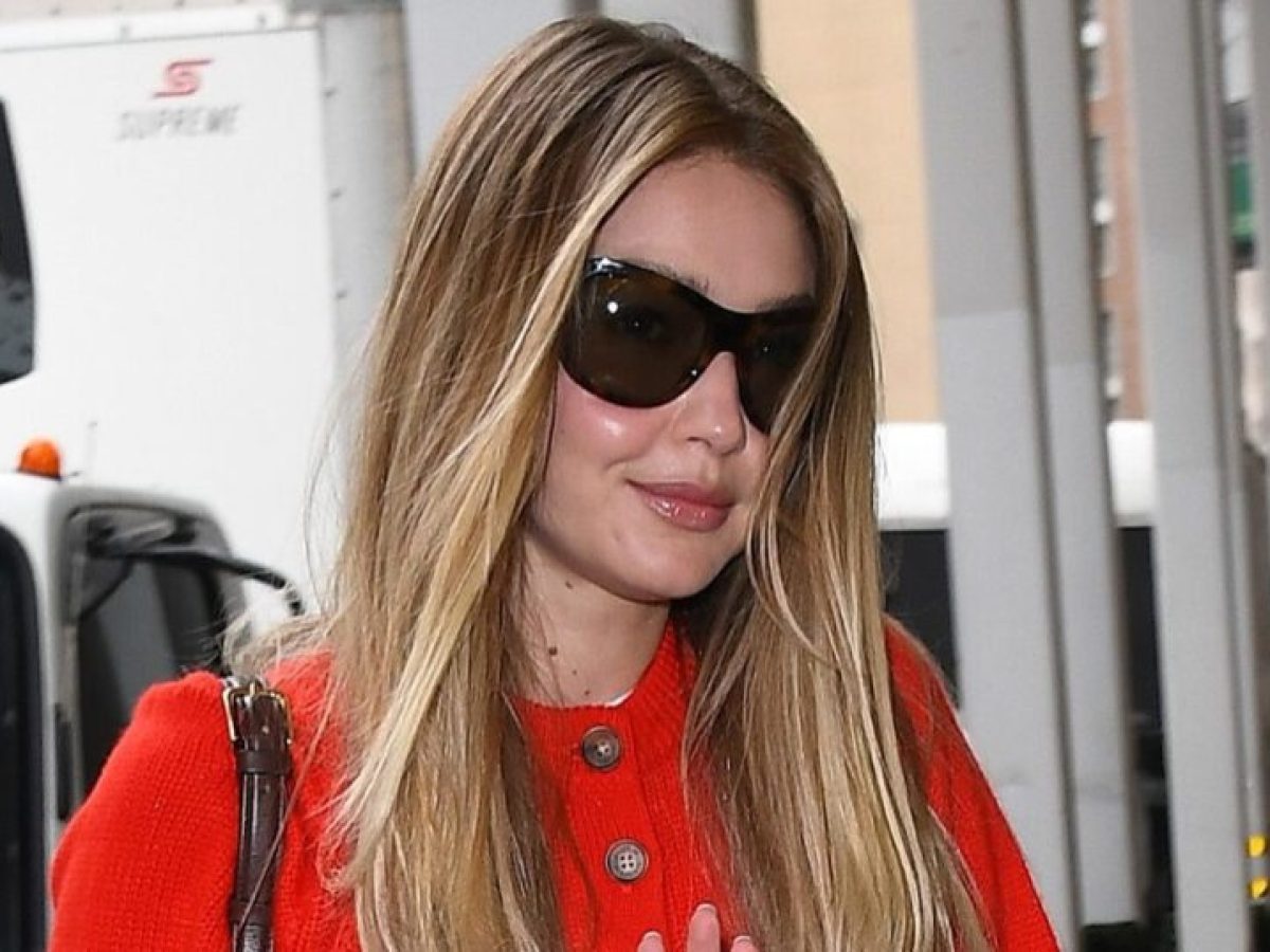 Loafers: Η Gigi Hadid σου δείχνει πως θα τα φορέσεις τώρα
