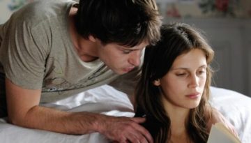 Love Bombing: Η τάση στο dating που θεωρείται άκρως τοξική