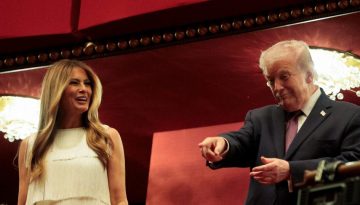 Melania Trump: Με jazz φόρεμα έκλεψε τις εντυπώσεις δίπλα στον Donald Trump