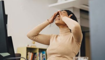 Office air: Το viral skincare trend που εξηγεί τι παθαίνει η επιδερμίδα στο γραφείο