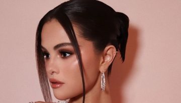 Selena Gomez: Mε caramel nude μακιγιάζ και παιχνιδιάρικο 2YK χτένισμα θέτει τους νέους κανόνους για τα πιο κομψά looks