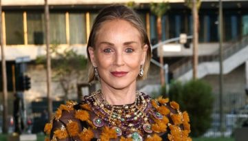 Sharon Stone: Μας δείχνει ότι οι έντονες αποχρώσεις μπορούν να υιοθετηθούν σε κάθε ηλικία