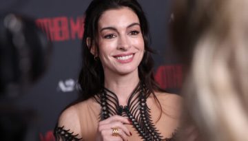 To μπορντό μανικιούρ της Anne Hathaway είναι η απόδειξη ότι οι σκούρες αποχρώσεις μπορούν να φορεθούν και την άνοιξη