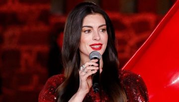 To micro french manicure της Anne Hathaway έχει την πιο ανατρεπτική απόχρωση