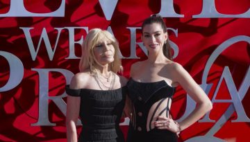 Anne Hathaway & Donatella Versace: Η «επανένωση» που έκλεψε την παράσταση στο Λονδίνο