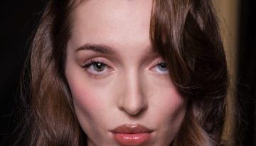 Contouring stick & highlighter stick: Το μυστικό για σμιλευμένο και λαμπερό πρόσωπο