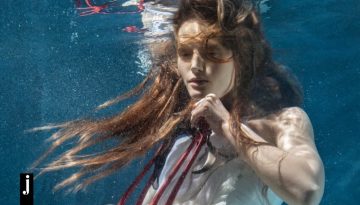 Για τη νέα του καμπάνια του ο McQueen βούτηξε σε καταγάλανα νερά και το αποτέλεσμα μοιάζει με απόκοσμο υδάτινο τοπίο