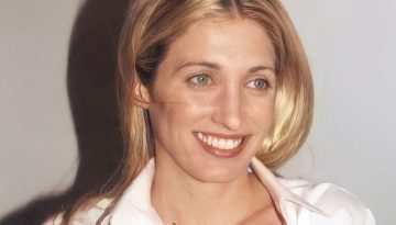 Γιατί η στέκα της Carolyn Bessette έγινε το απόλυτο it-accessory στη Νέα Υόρκη