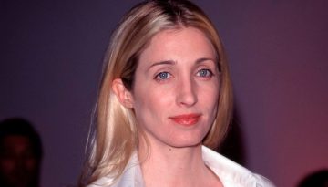 Γιατί όλοι ψάχνουν το άρωμά της Carolyn Bessette Kennedy;