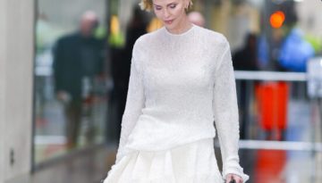 Η Charlize Theron συμπλήρωσε το λευκό σύνολό της με τα φλατ παπούτσια της σεζόν