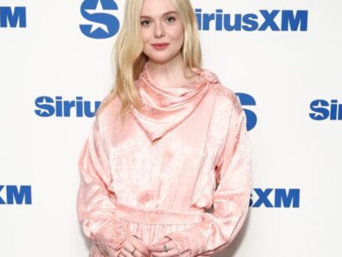 Η Elle Fanning ντύθηκε στα ροζ με μια χαλαρή, μεταξένια εμφάνιση κατευθείαν από την πασαρέλα της Alberta Ferretti