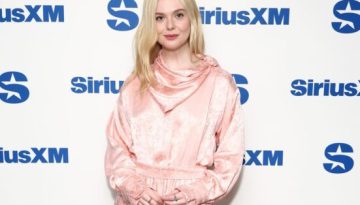 Η Elle Fanning ντύθηκε στα ροζ με μια χαλαρή, μεταξένια εμφάνιση κατευθείαν από την πασαρέλα της Alberta Ferretti