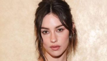 Η Gracie Abrams ξέρει πώς να πετυχαίνει ένα λαμπερό μακιγιάζ — Kαι αυτά είναι προϊόντα που εμπιστεύεται