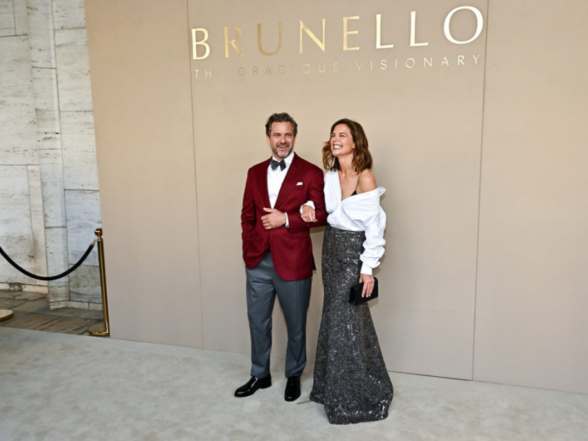 Η Katie Holmes μόλις επανέφερε το εμβληματικό styling hack της από το 2019 και σήμανε συναγερμός!