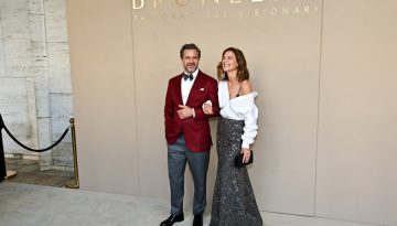 Η Katie Holmes μόλις επανέφερε το εμβληματικό styling hack της από το 2019 και σήμανε συναγερμός!