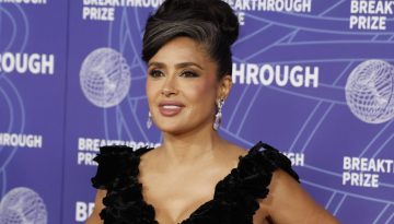 Η Salma Hayek αποθεώνει τη φυσική ομορφιά – Τα γκρίζα μαλλιά που έγιναν trend